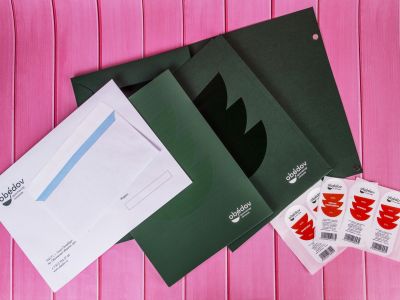 Папки из дизайнерского картона с магнитами